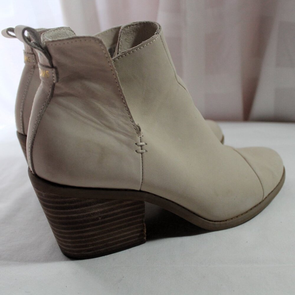 TOMS Everly Cutout Nubuck Leather Booties in Sand, 8 - Picture 5 of 9